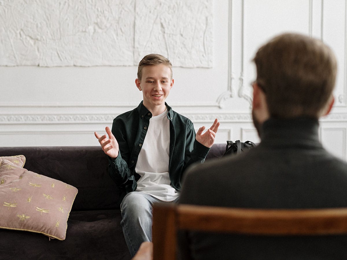 Therapist building rapport with a young person - demonstrating RIGAAR